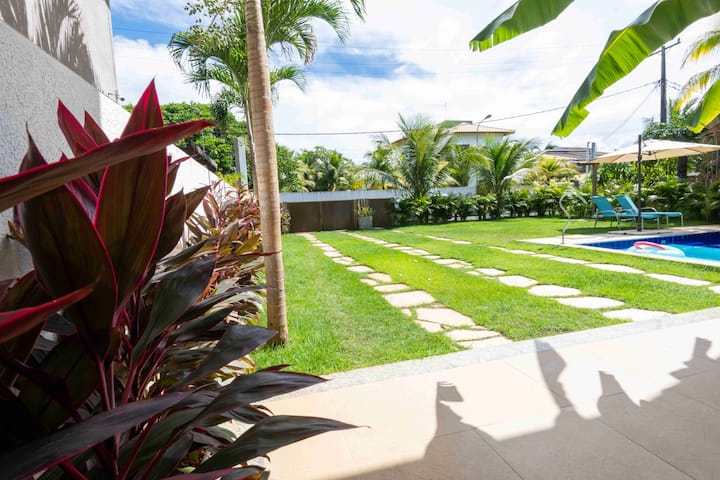 Jardim amplo à beira da piscina
