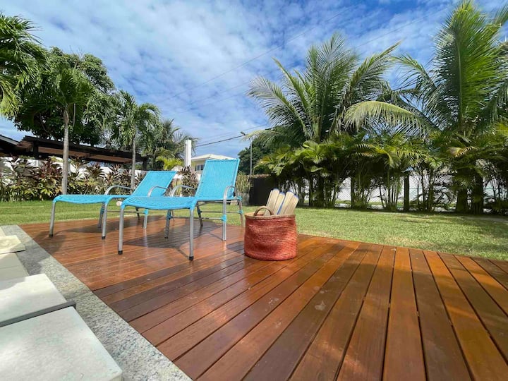 Deck com espreguiçadeiras ao sol