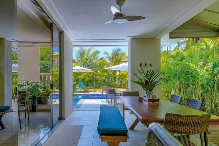 Área gourmet com vista para a piscina
